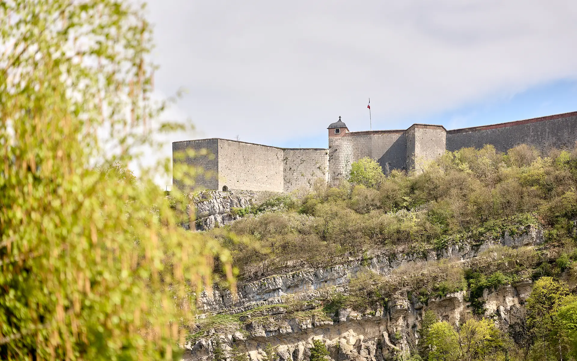Vue de la citadelle de la maison contemporaine en bois à Besançon à vendre - Arrière-Cour, agence immobilière spécialisée dans le Doubs