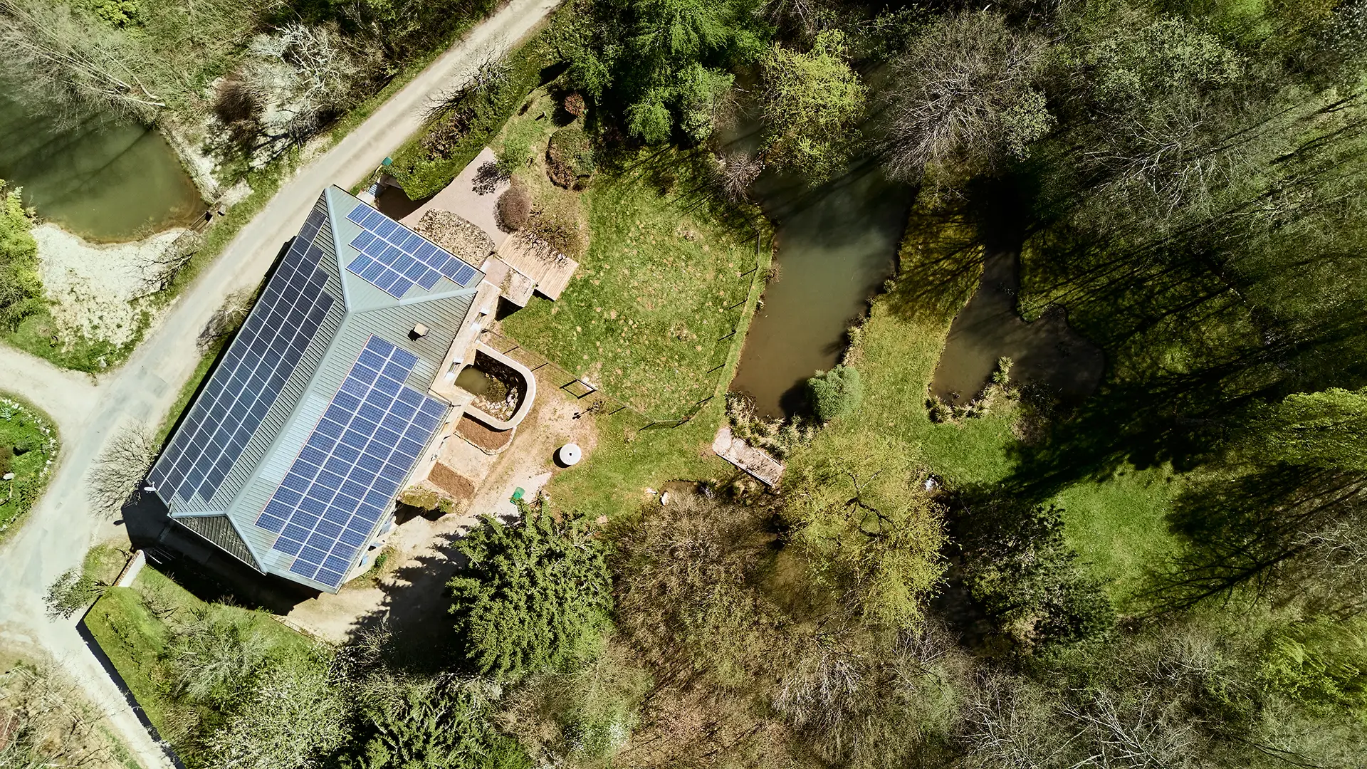 Vue de la propriété du moulin XVIIIe siècle rénové, à Rioz à vendre - Arrière-Cour, agence immobilière spécialisée en Haute-Saône