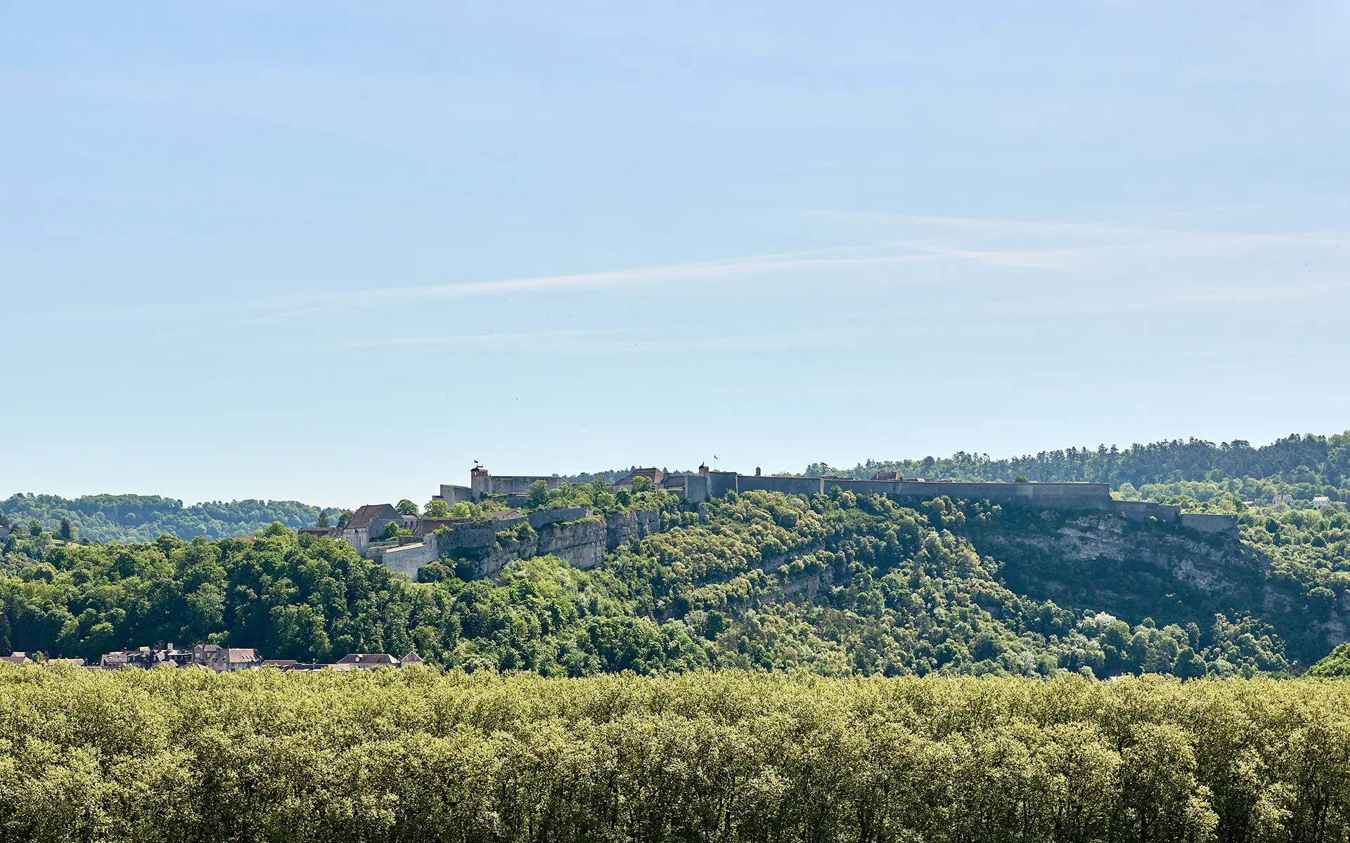 Vue sur la citadelle d'un rooftop avec terrasse à Besançon à vendre - Arrière-Cour, agence immobilière spécialisée dans le Doubs