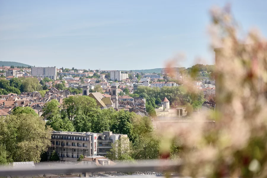 Vue sur la ville d'un rooftop avec terrasse à Besançon à vendre - Arrière-Cour, agence immobilière spécialisée dans le Doubs