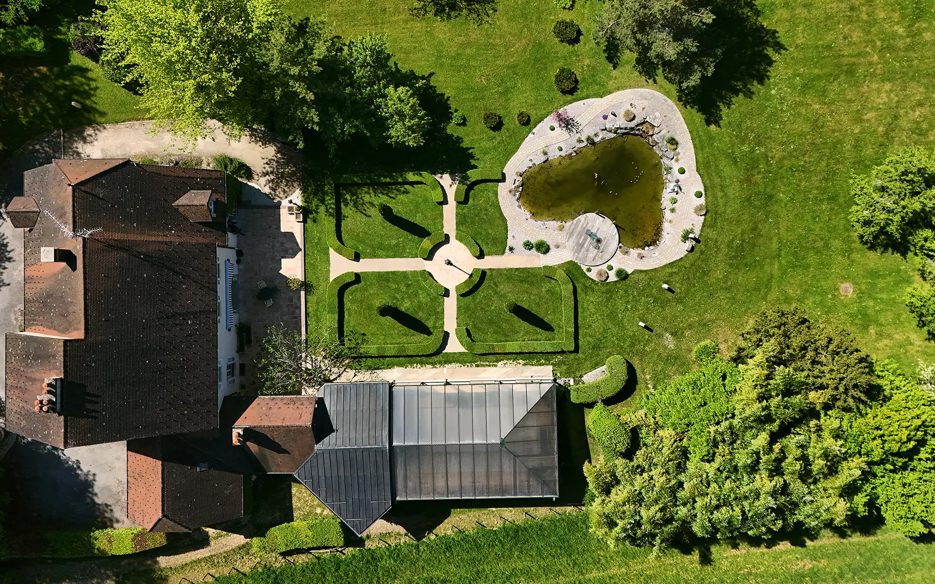 Vue sur l'ensemble du terrain sur le Prieuré de l’étoile aux portes de Lons-le-Saunier à vendre - Arrière-Cour, agence immobilière spécialisée dans le Jura