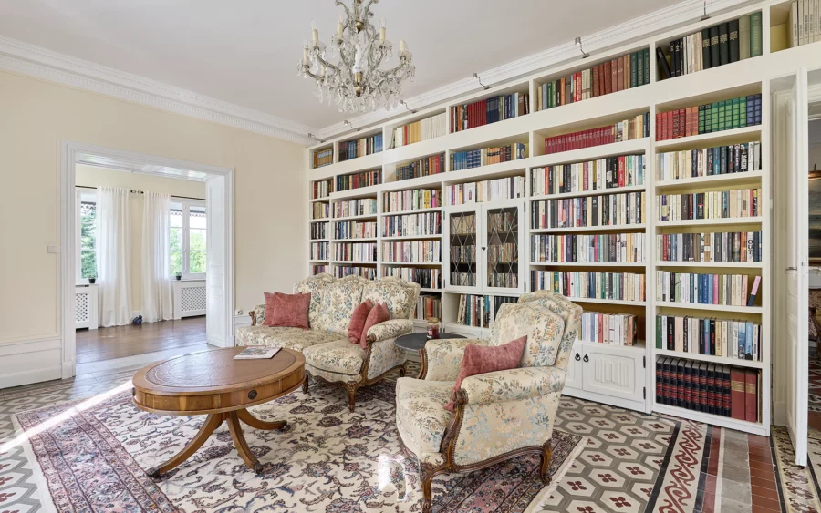 Bibliothèque de la maison de maître à Passavant-la-Rochère à vendre - Arrière-Cour, agence immobilière spécialisée en Haute-Saône