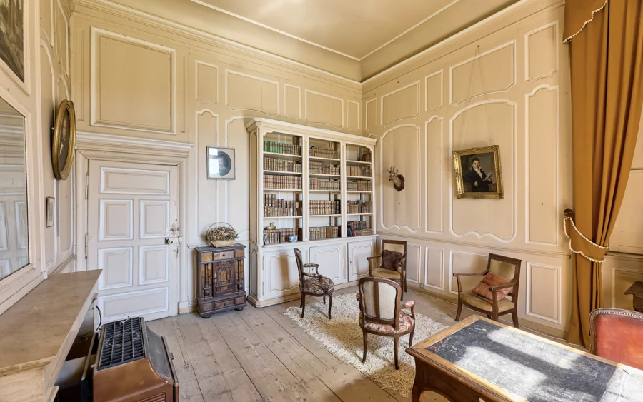 Bureau du château néo-classique à Sorans à vendre - Arrière-Cour, agence immobilière spécialisée en Haute-Saône