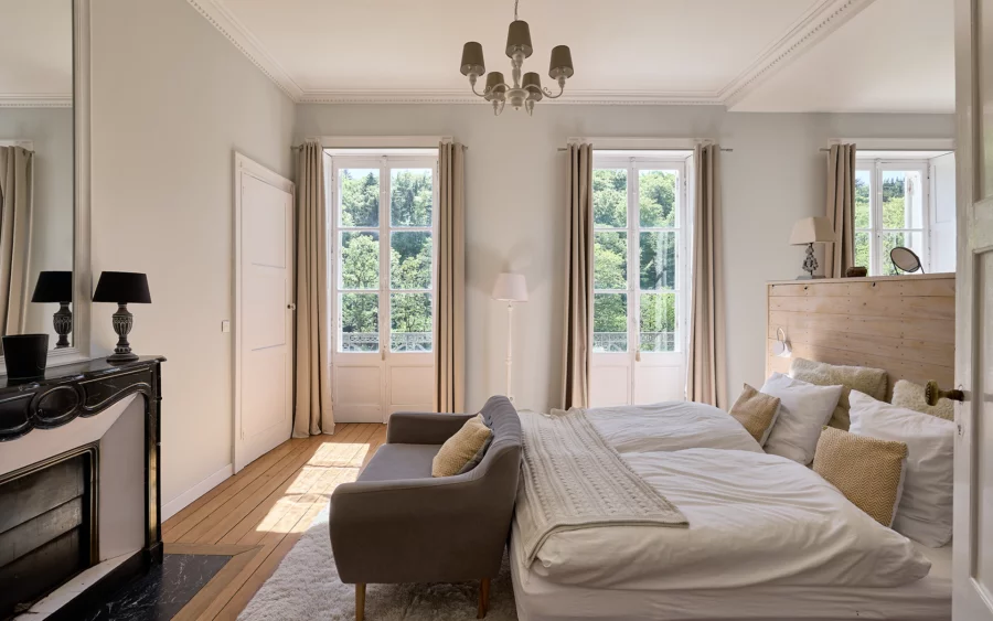Chambre de l'entre canal et forêt : le château de Freland à vendre - Arrière-Cour, agence immobilière spécialisée en Haute-Saône