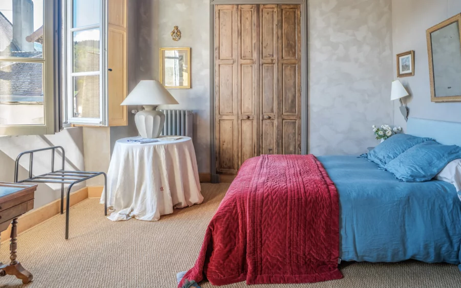 Chambre de l'hôtel particulier dans le centre historique Autun à vendre - Arrière-Cour, agence immobilière spécialisée en Saône-et-Loire