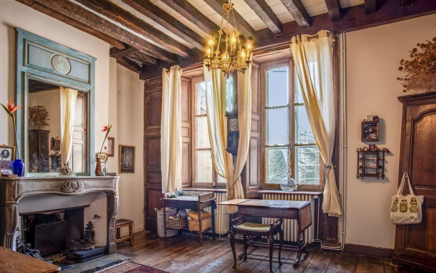 Chambre de l'hôtel particulier du XVIIIe à Langres à vendre - Arrière-Cour, agence immobilière spécialisée en Haute-Marne