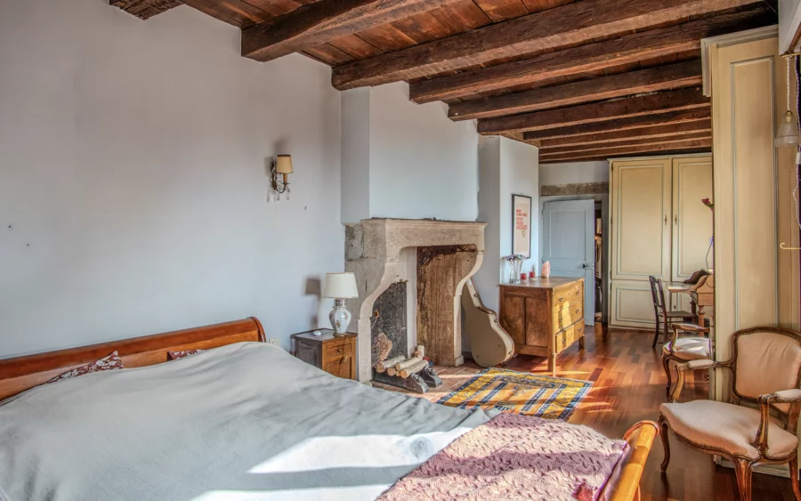 Chambre lumineuse de l'hôtel particulier du XVIIIe à Langres à vendre - Arrière-Cour, agence immobilière spécialisée en Haute-Marne