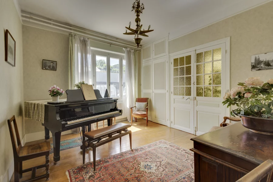 Chambre de la maison de maître dans le vignoble à Voiteur à vendre - Arrière-Cour, agence immobilière spécialisée dans le Jura