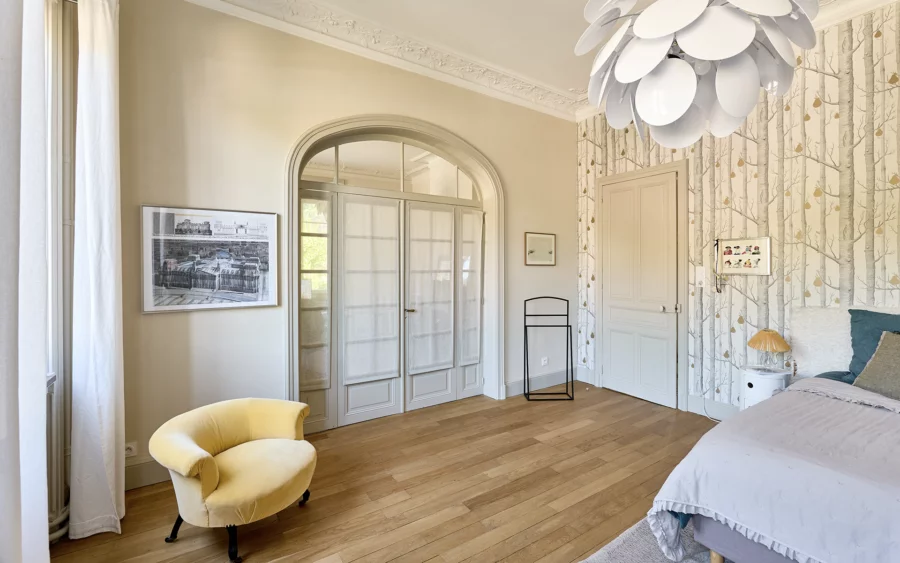 Chambre de la maison de maître superbement rénovée à Poligny à vendre - Arrière-Cour, agence immobilière spécialisée dans le Jura