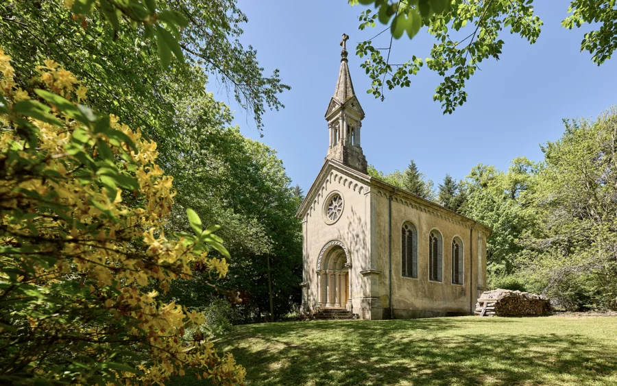 Chapelle de l'entre canal et forêt : le château de Freland à vendre - Arrière-Cour, agence immobilière spécialisée en Haute-Saône