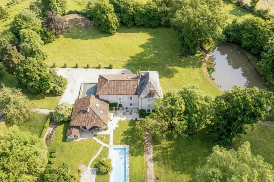 Château et parc remarquable aux portes de Bourg-en-Bresse à vendre - Arrière-Cour, agence immobilière spécialisée dans l'Ain