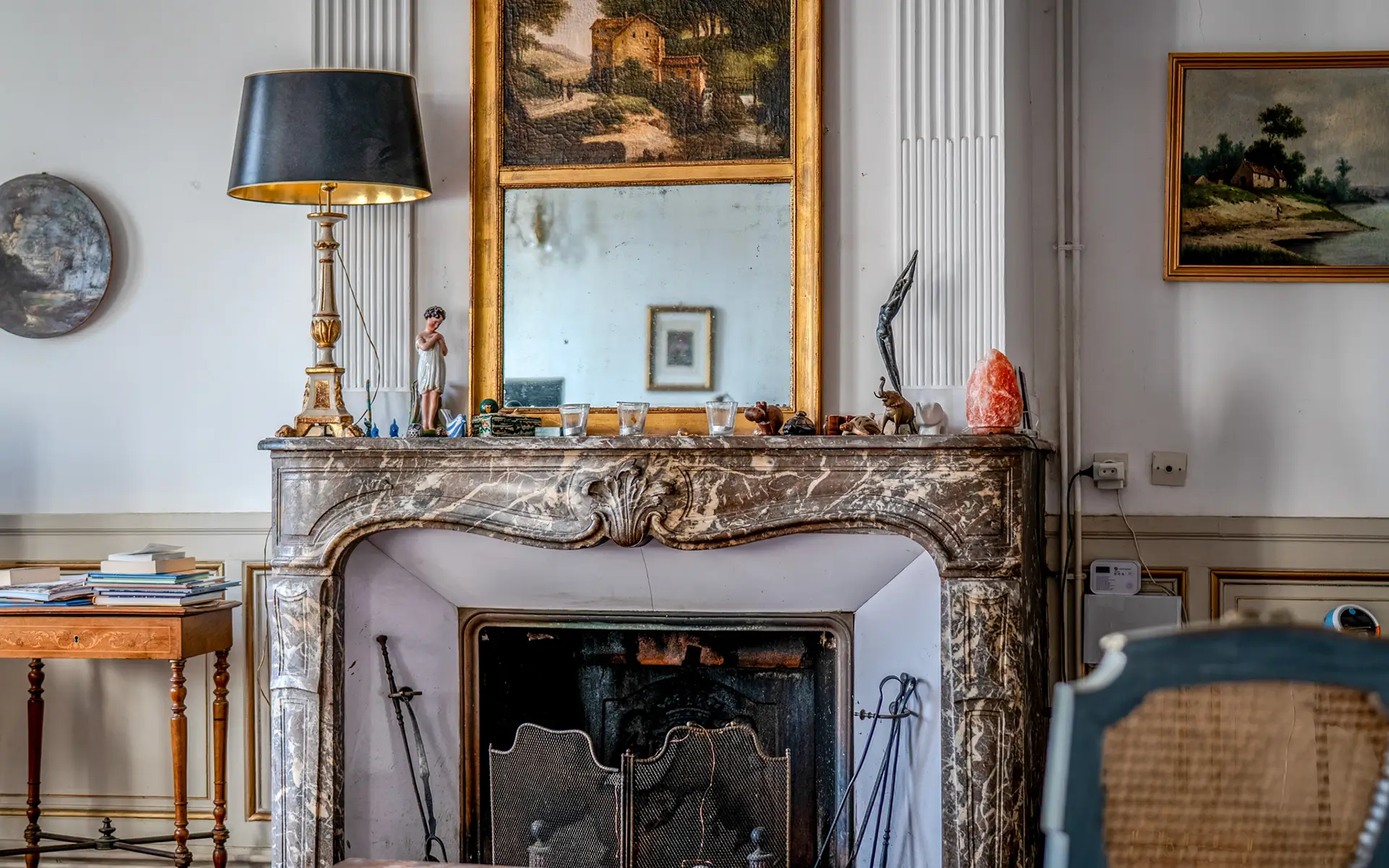Cheminée de l'hôtel particulier du XVIIIe à Langres à vendre - Arrière-Cour, agence immobilière spécialisée en Haute-Marne