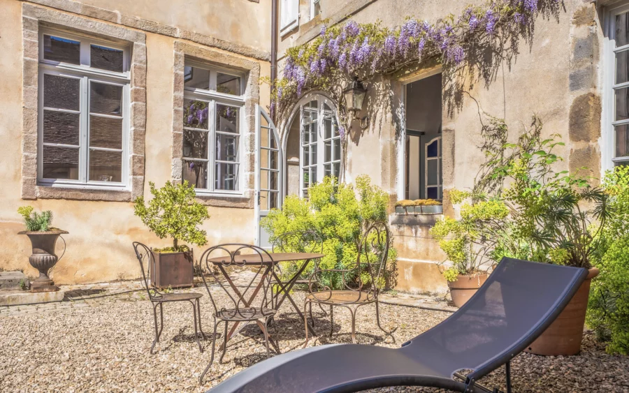 Coin terrasse de l'hôtel particulier dans le centre historique Autun à vendre - Arrière-Cour, agence immobilière spécialisée en Saône-et-Loire