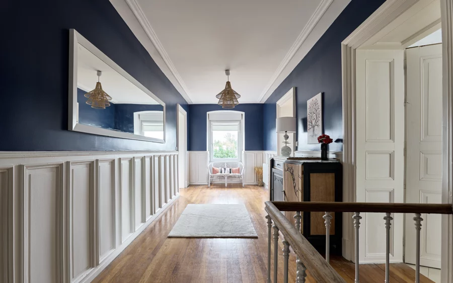 Couloir de la maison de maître rénovée à Roppe à vendre - Arrière-Cour, agence immobilière spécialisée dans le Territoire de Belfort