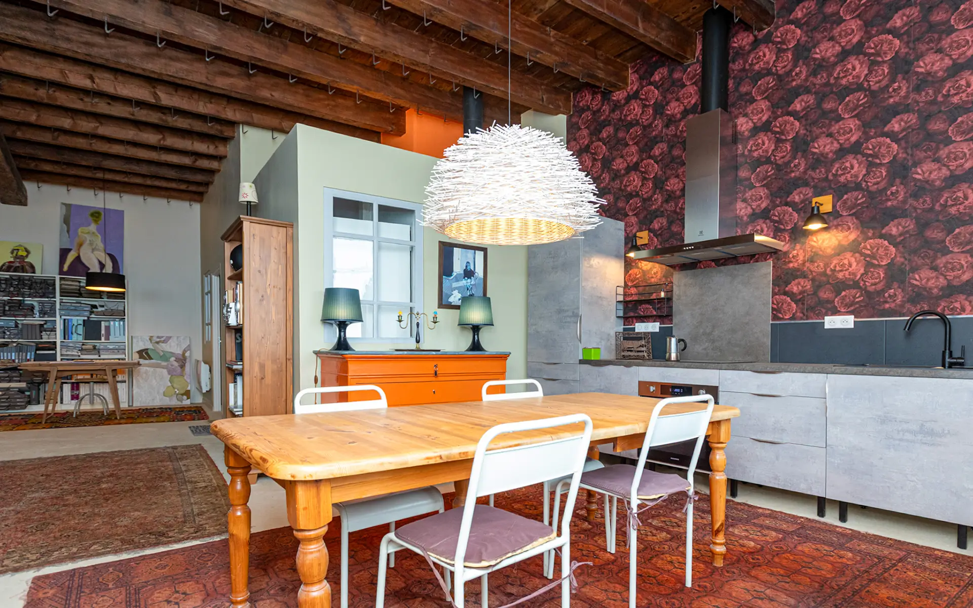 Cuisine et salle à manger du loft à Langres à vendre - Arrière-Cour, agence immobilière spécialisée en Haute-Marne