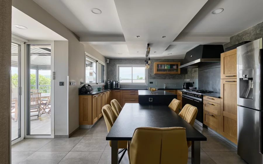 Cuisine de la maison contemporaine à Vesoul à vendre - Arrière-Cour, agence immobilière spécialisée en Haute-Saône