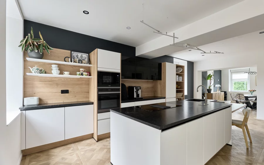 Cuisine de la maison de maître rénovée à Roppe à vendre - Arrière-Cour, agence immobilière spécialisée dans le Territoire de Belfort