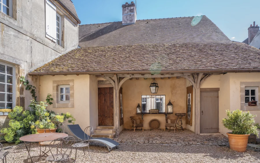 Dépendance de l'hôtel particulier dans le centre historique Autun à vendre - Arrière-Cour, agence immobilière spécialisée en Saône-et-Loire