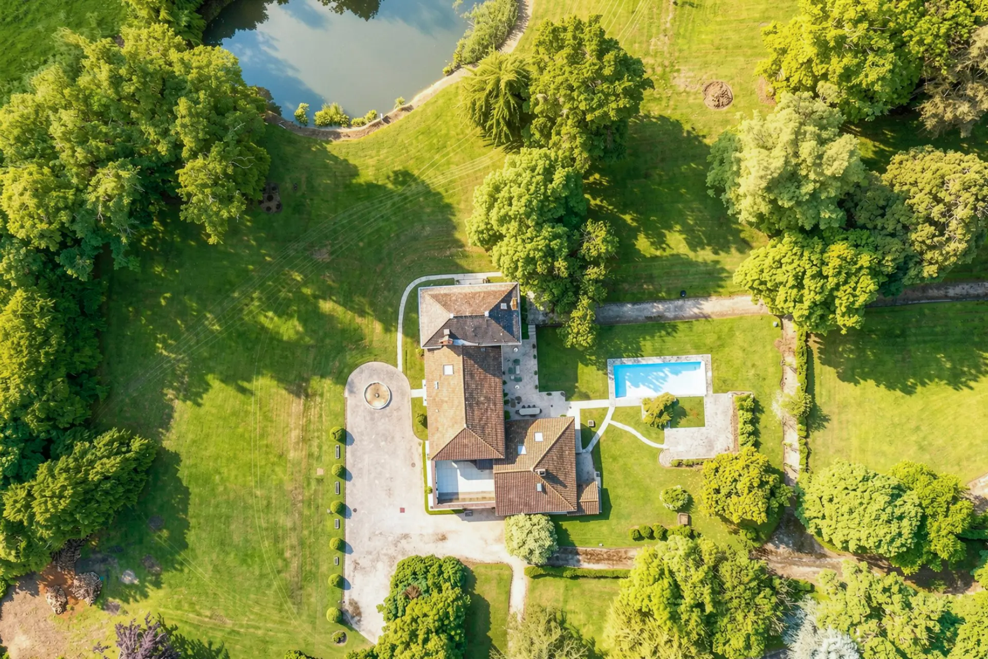 Ensemble de la propriété du château et parc remarquable aux portes de Bourg-en-Bresse à vendre - Arrière-Cour, agence immobilière spécialisée dans l'Ain