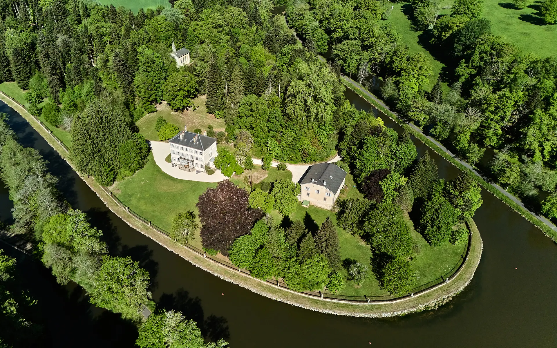 Entre canal et forêt : le château de Freland à vendre - Arrière-Cour, agence immobilière spécialisée en Haute-Saône