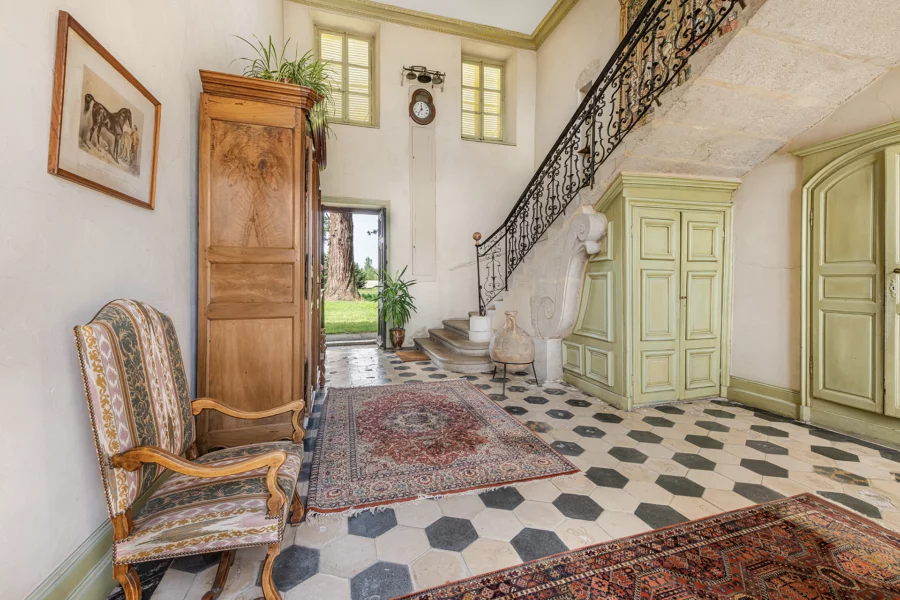 Entrée d'un château confidentiel à Bourg-en-Bresse à vendre - Arrière-Cour, agence immobilière spécialisée dans l'Ain