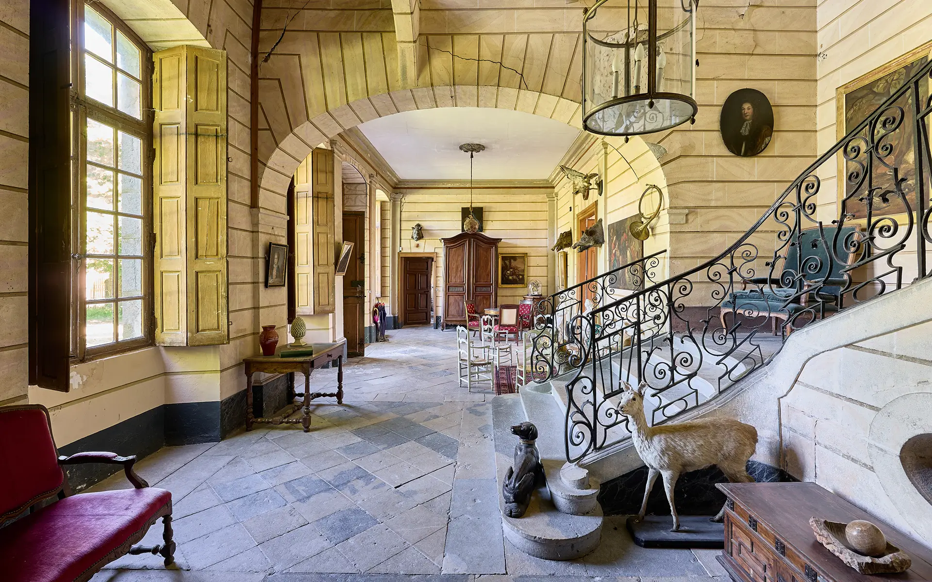 Entrée du château néo-classique à Sorans à vendre - Arrière-Cour, agence immobilière spécialisée en Haute-Saône
