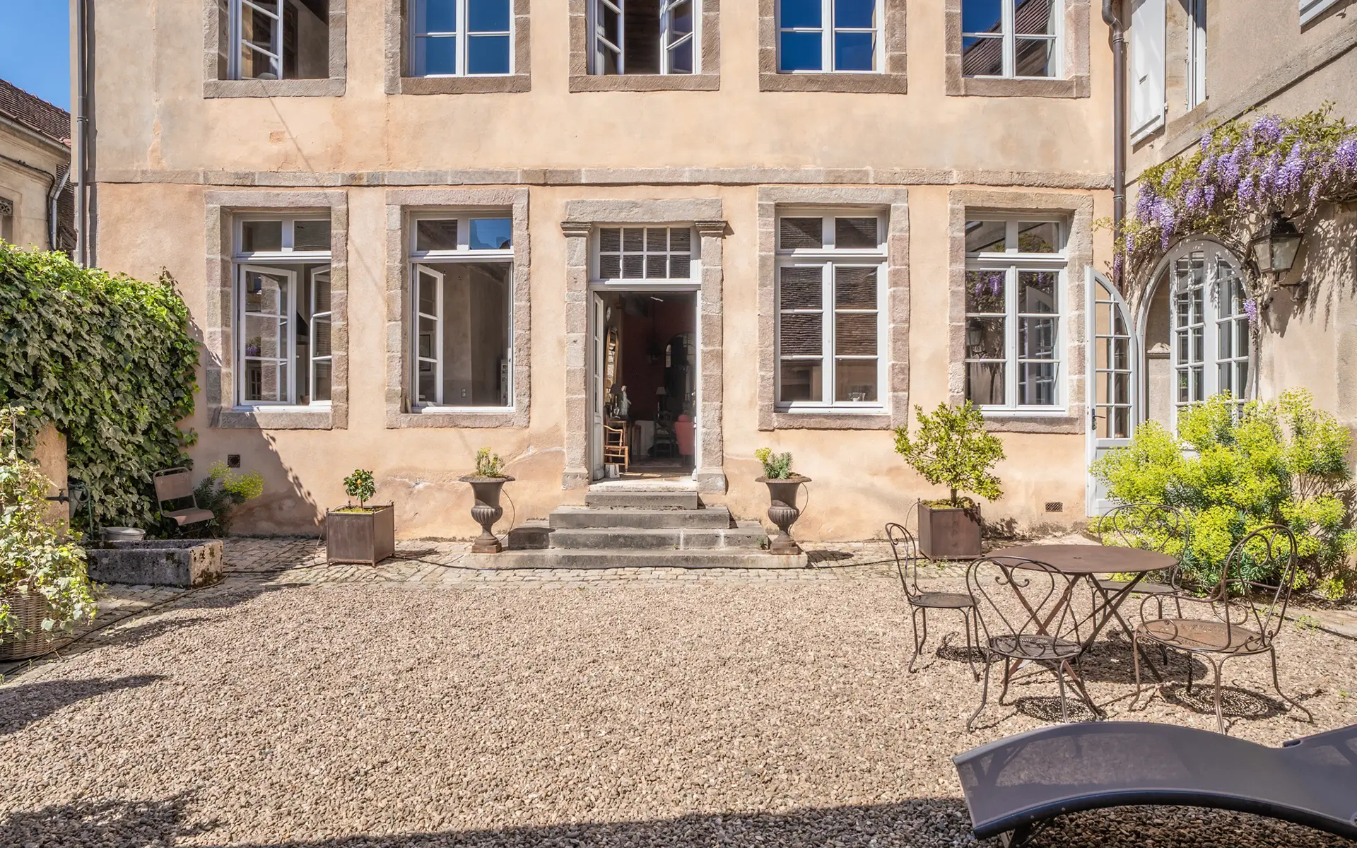 Entrée de l'hôtel particulier dans le centre historique Autun à vendre - Arrière-Cour, agence immobilière spécialisée en Saône-et-Loire