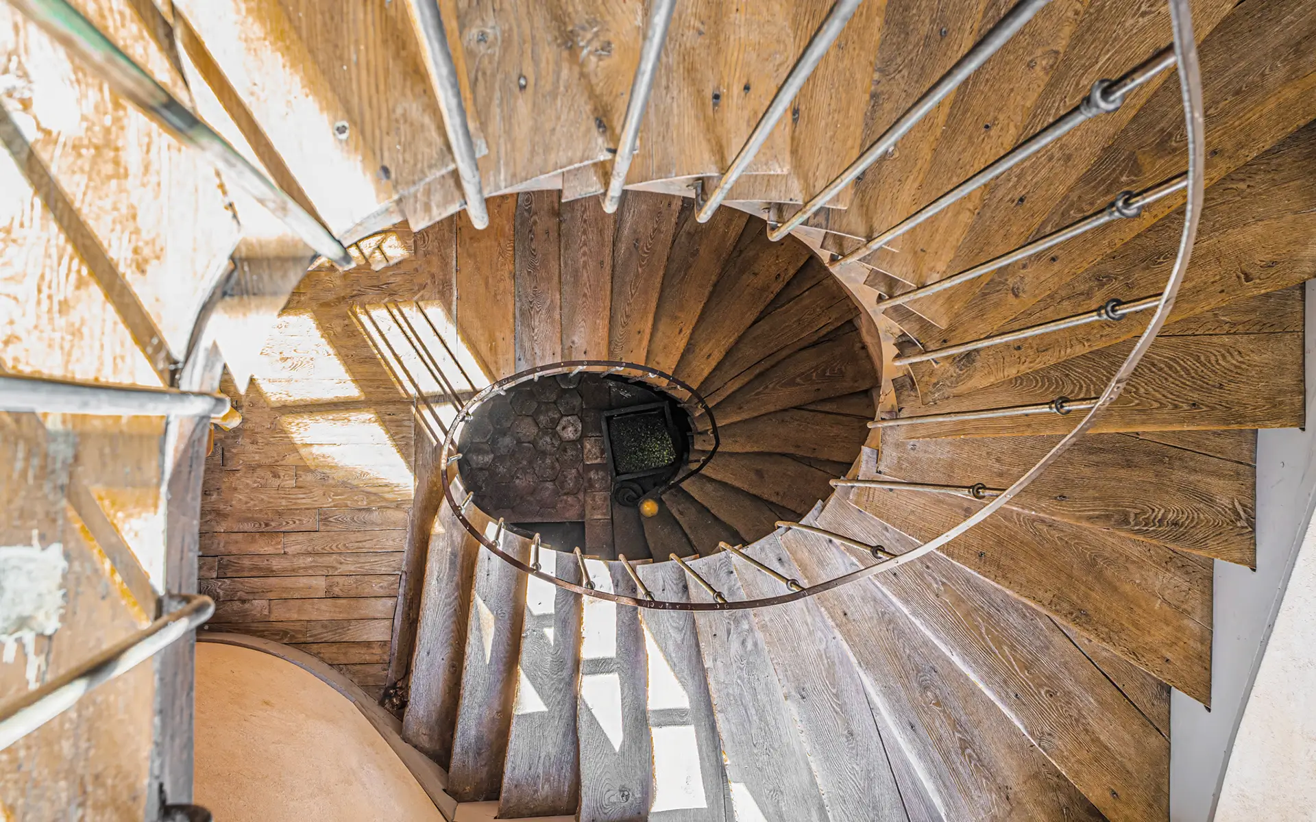Escalier de l'hôtel particulier dans le centre historique Autun à vendre - Arrière-Cour, agence immobilière spécialisée en Saône-et-Loire