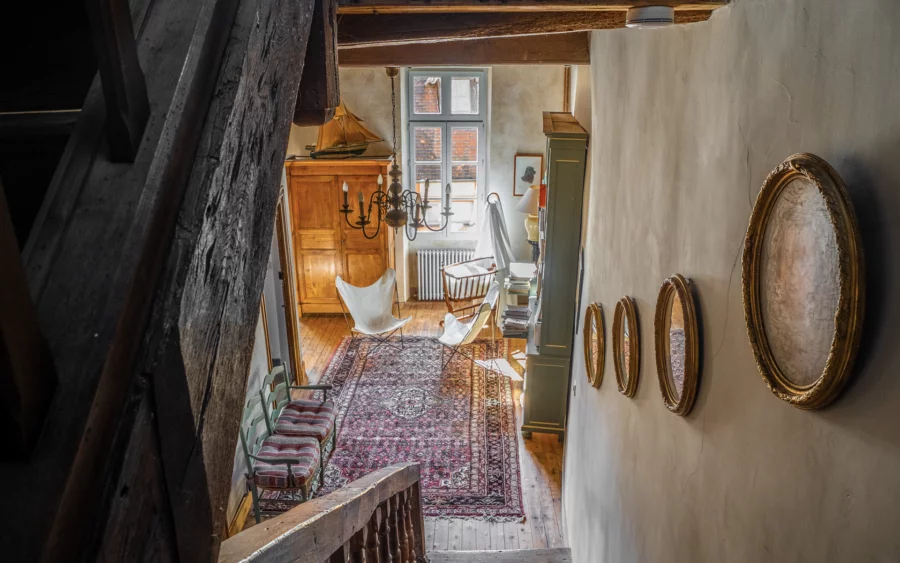 Escalier de l'hôtel particulier dans le centre historique Autun à vendre - Arrière-Cour, agence immobilière spécialisée en Saône-et-Loire