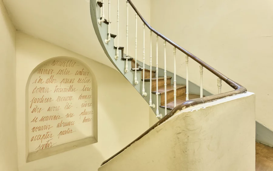 Escalier de la maison du XVIIIe siècle à Montbéliard à vendre - Arrière-Cour, agence immobilière spécialisée dans le Doubs