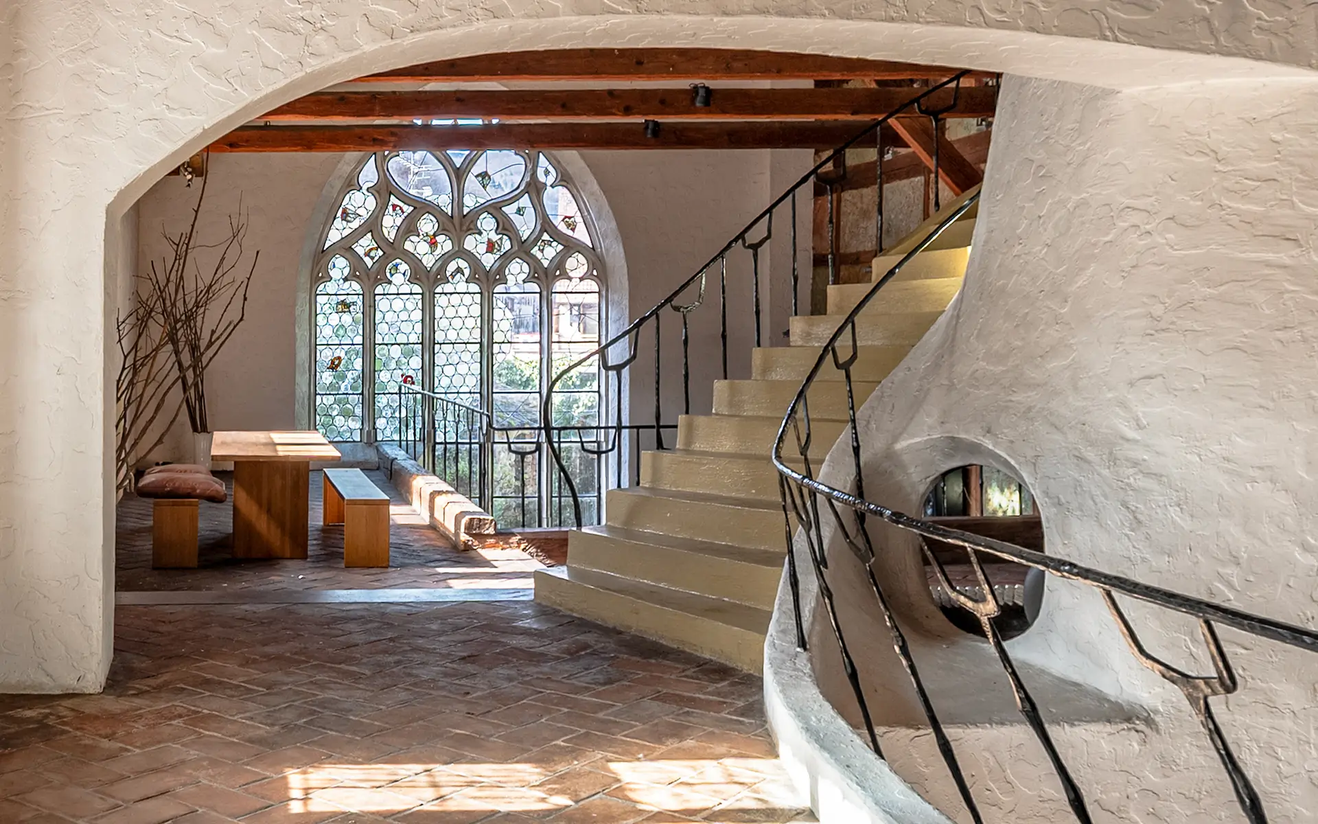 Escalier de la propriété atypique au cœur d’Andlau à vendre - Arrière-Cour, agence immobilière spécialisée en Alsace