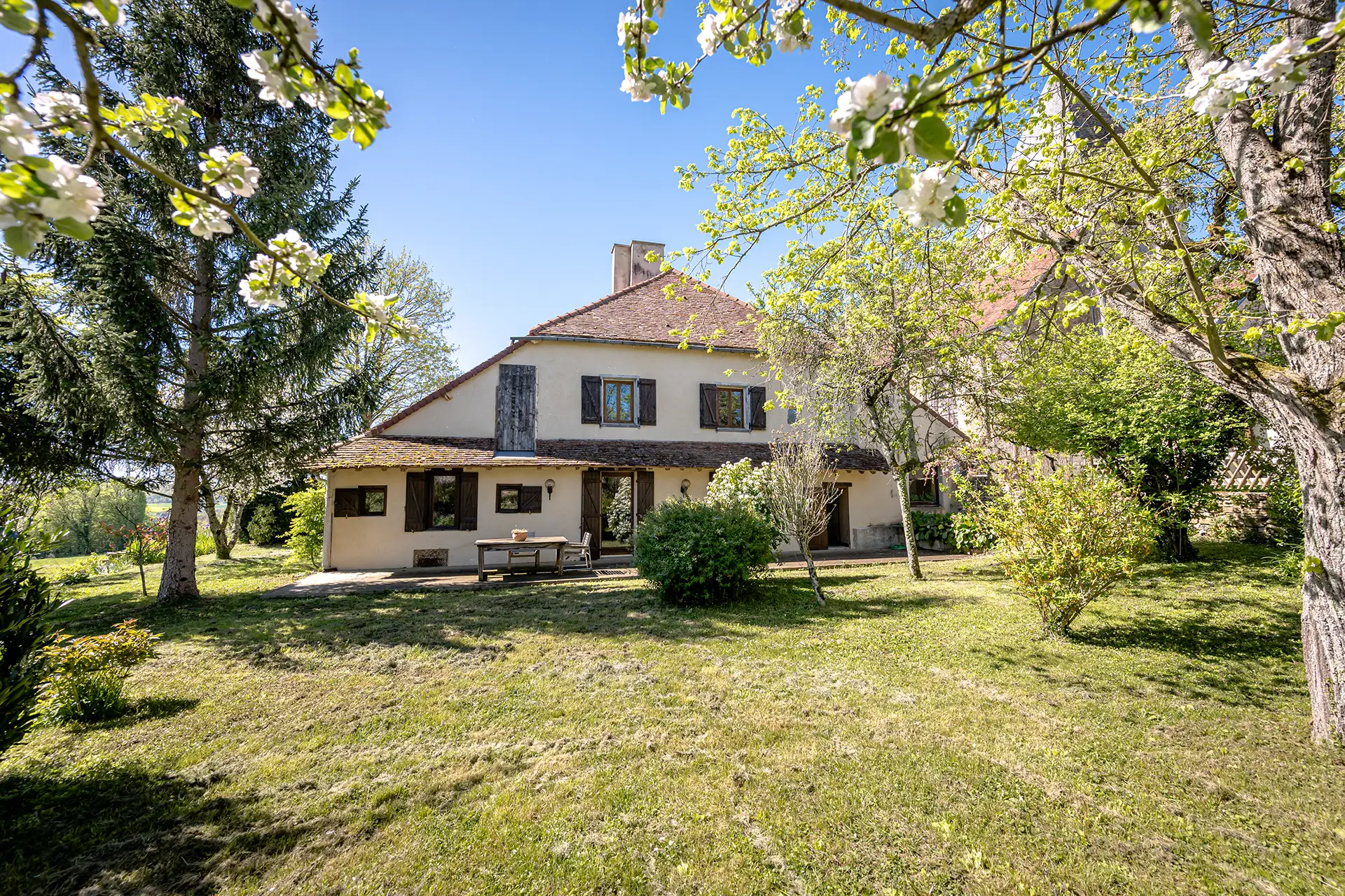 Façade de l'ancien presbytère à Marolles-les-Bailly à vendre - Arrière-Cour, agence immobilière spécialisée dans l'Aube