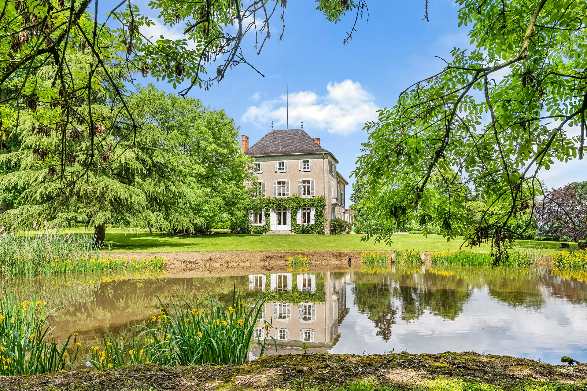 Façade du château et parc remarquable aux portes de Bourg-en-Bresse à vendre - Arrière-Cour, agence immobilière spécialisée dans l'Ain