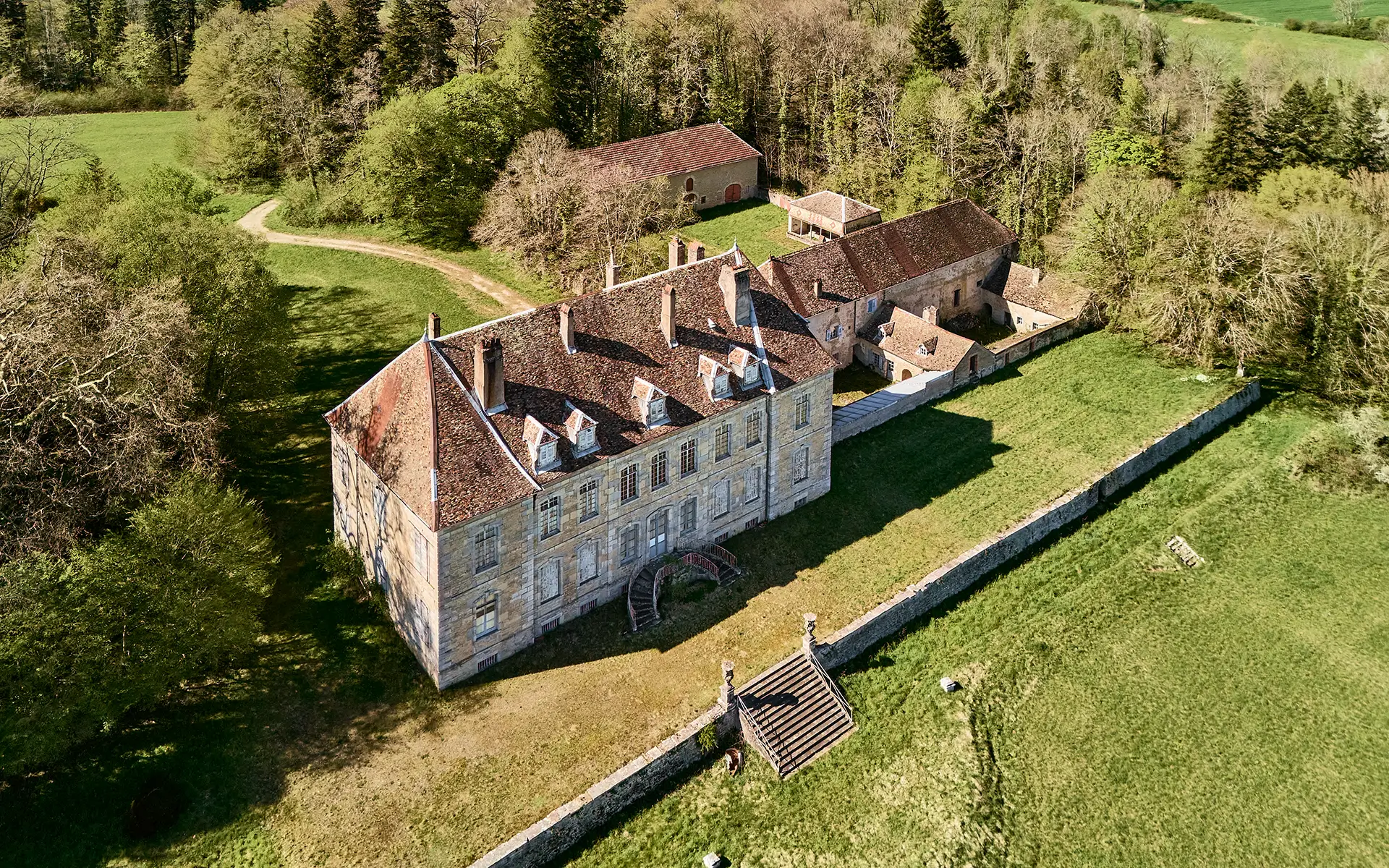 Façade du château néo-classique à Sorans à vendre - Arrière-Cour, agence immobilière spécialisée en Haute-Saône