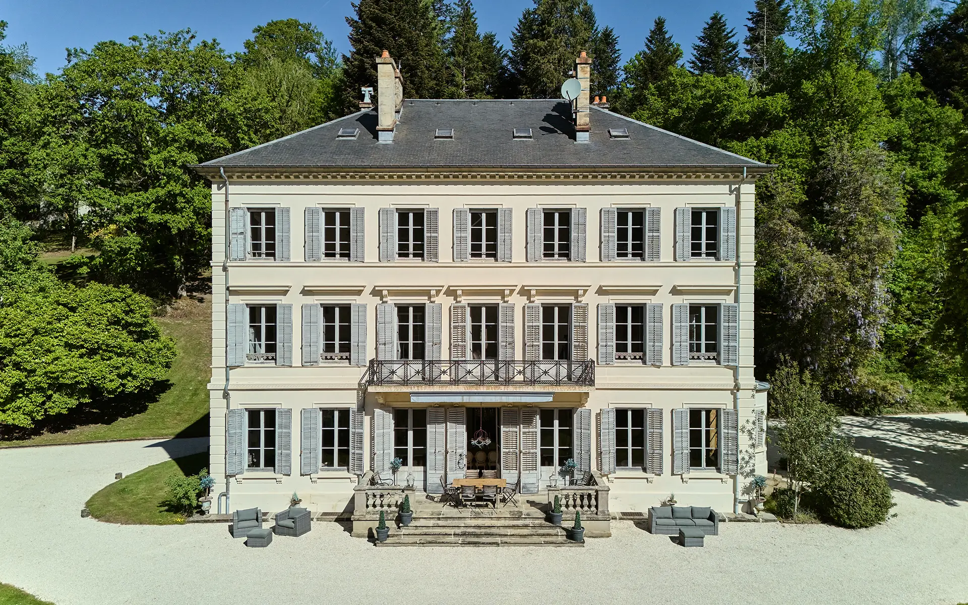 Façade de la entre canal et forêt : le château de Freland à vendre - Arrière-Cour, agence immobilière spécialisée en Haute-Saône