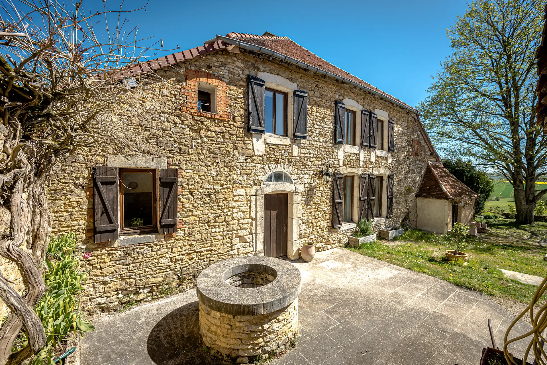 Façade et jardin de l'ancien presbytère à Marolles-les-Bailly à vendre - Arrière-Cour, agence immobilière spécialisée dans l'Aube