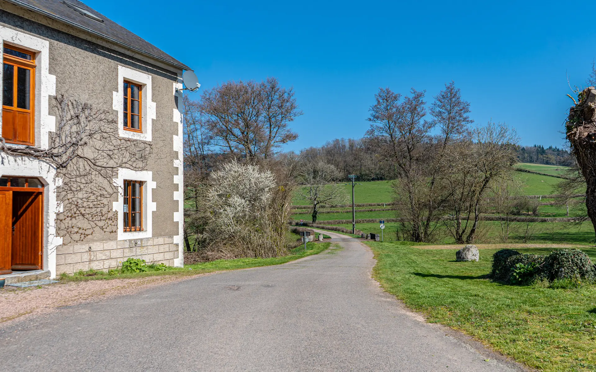 Façade et jardin du moulin de Vaupranges dans le Morvan à vendre - Arrière-Cour, agence immobilière spécialisée dans le Morvan