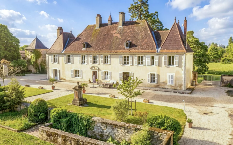 Façade et jardin d'un château confidentiel à Bourg-en-Bresse à vendre - Arrière-Cour, agence immobilière spécialisée dans l'Ain
