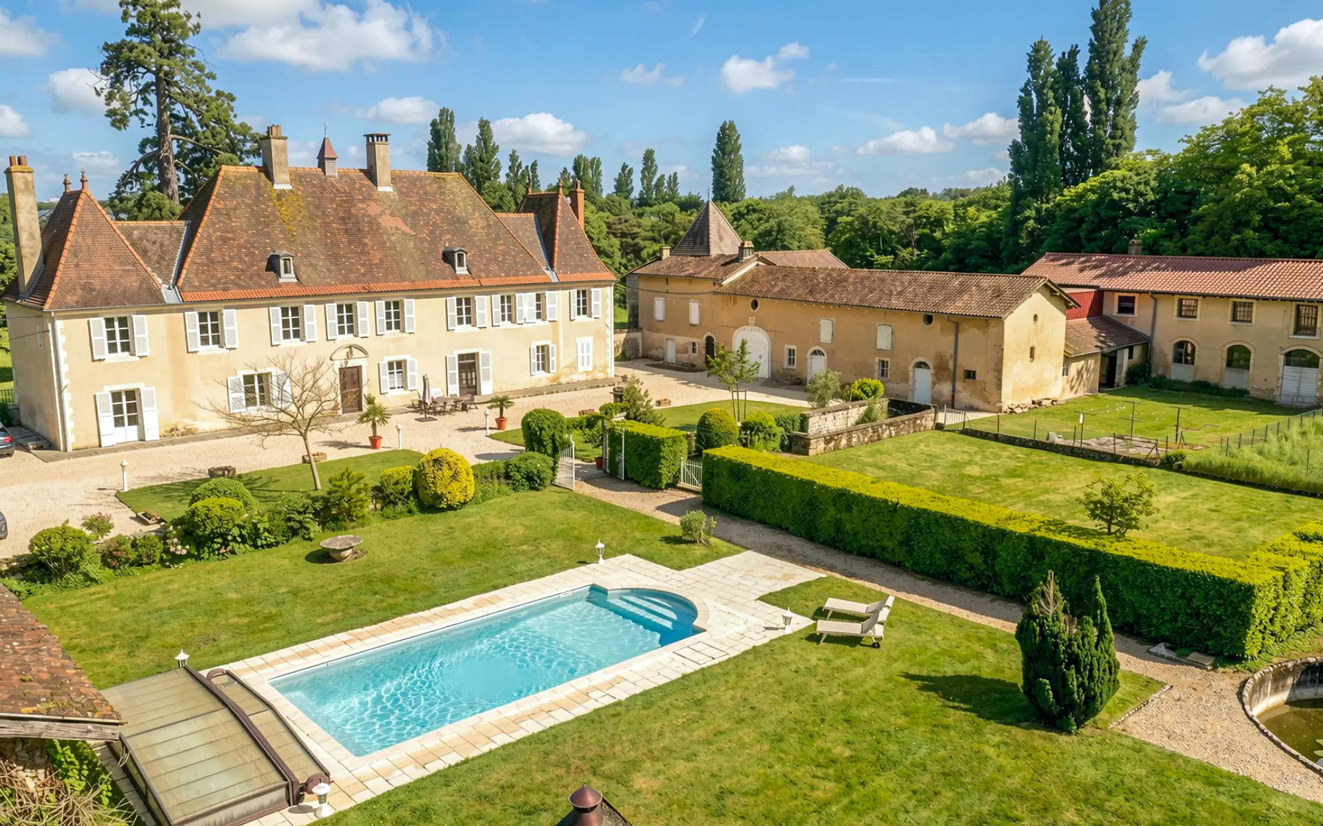 Façade et piscine d'un château confidentiel à Bourg-en-Bresse à vendre - Arrière-Cour, agence immobilière spécialisée dans l'Ain