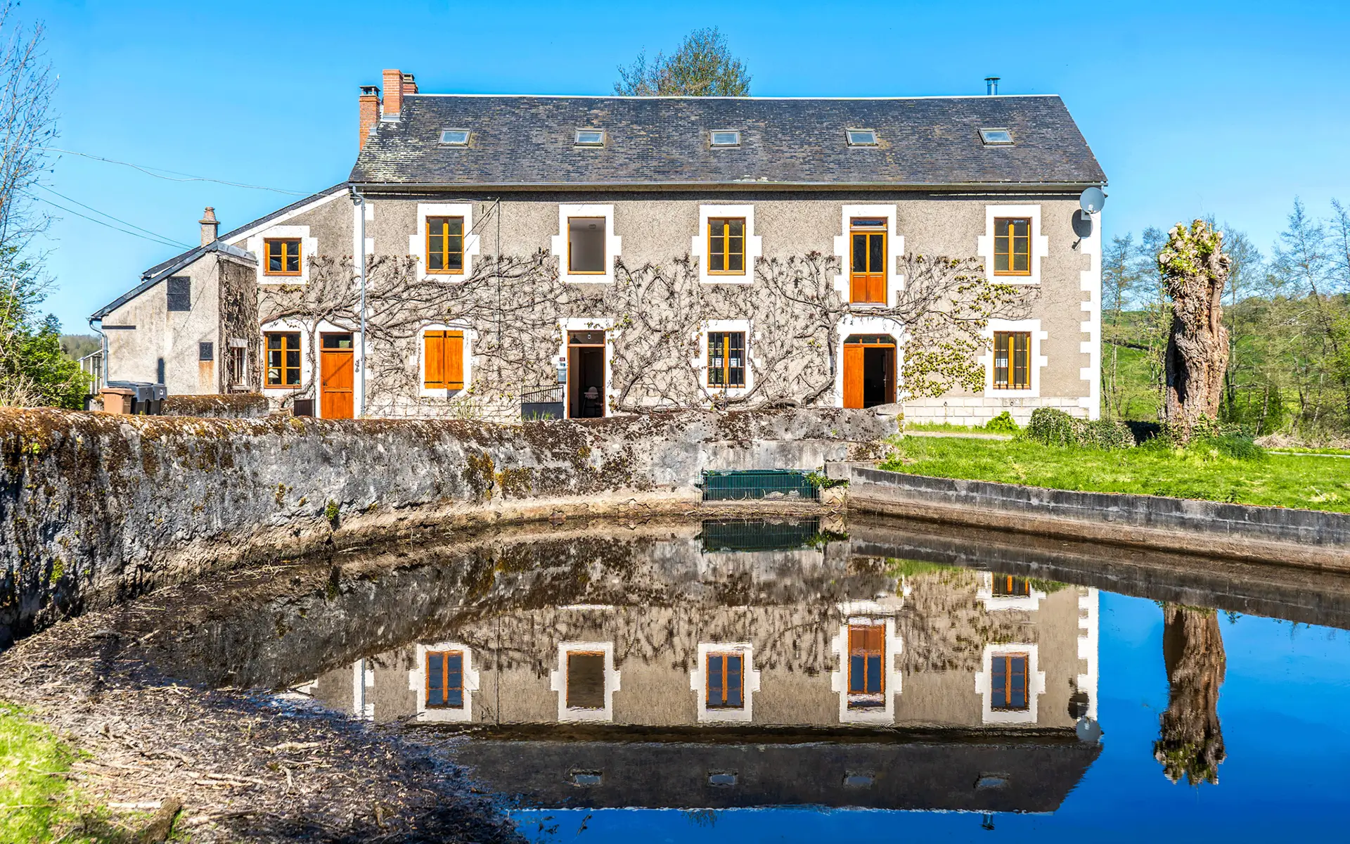 Façade du moulin de Vaupranges dans le Morvan à vendre - Arrière-Cour, agence immobilière spécialisée dans le Morvan