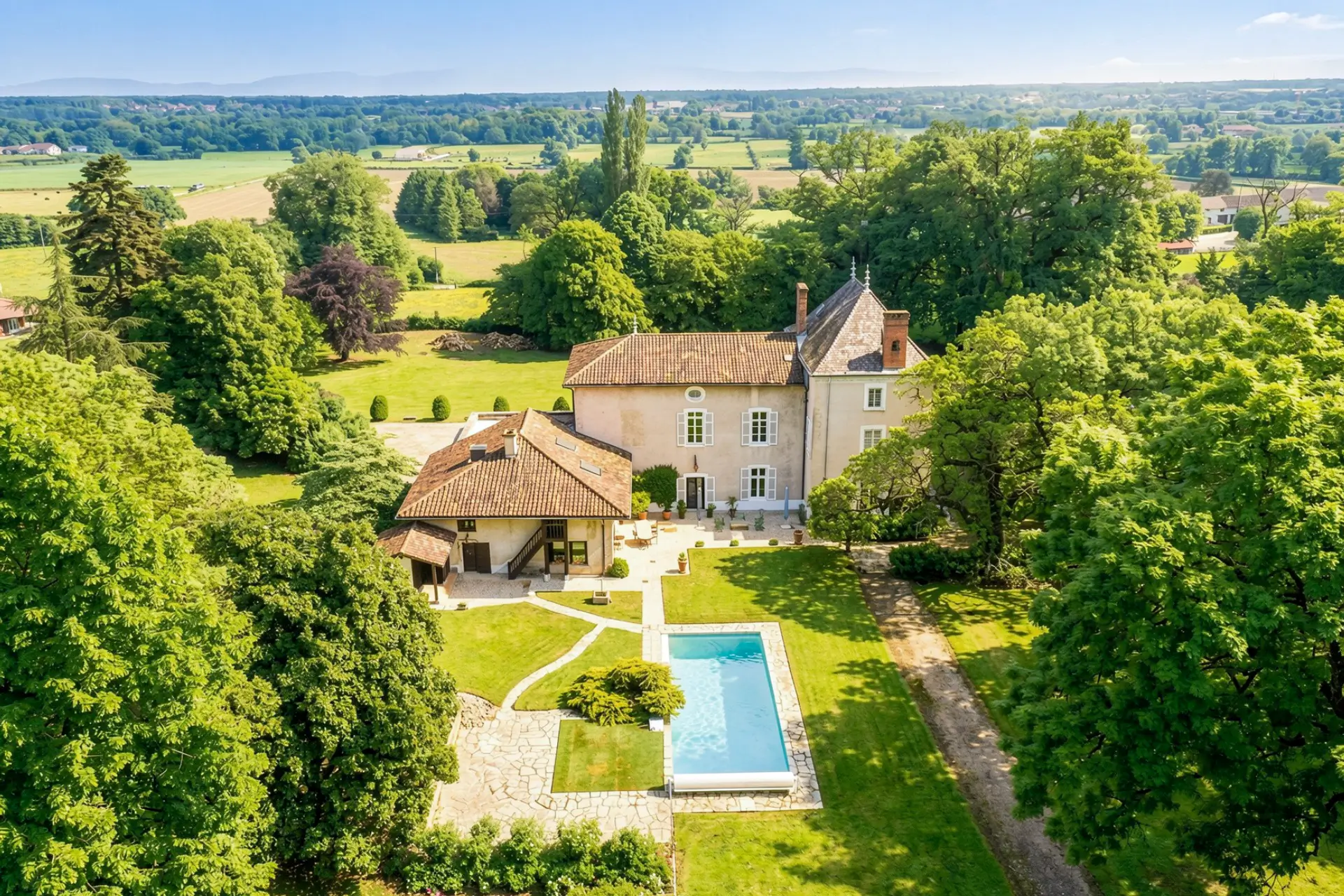 Façade lumineuse du château et parc remarquable aux portes de Bourg-en-Bresse à vendre - Arrière-Cour, agence immobilière spécialisée dans l'Ain