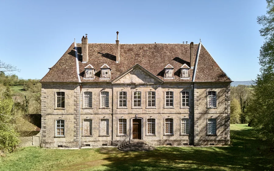 Façade lumineuse du château néo-classique à Sorans à vendre - Arrière-Cour, agence immobilière spécialisée en Haute-Saône