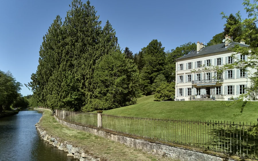 Façade lumineuse de l'entre canal et forêt : le château de Freland à vendre - Arrière-Cour, agence immobilière spécialisée en Haute-Saône