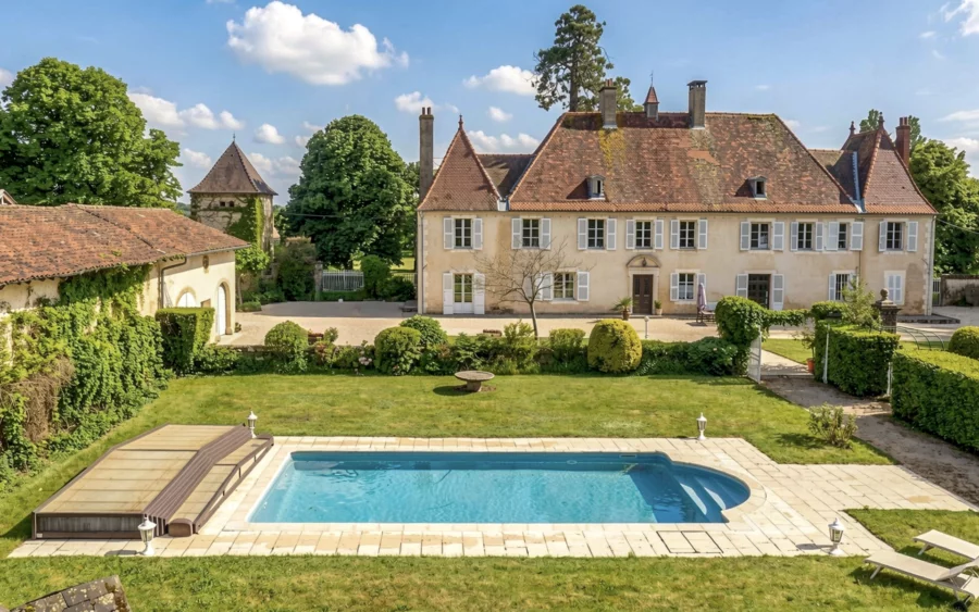 Façade lumineuse d'un château confidentiel à Bourg-en-Bresse à vendre - Arrière-Cour, agence immobilière spécialisée dans l'Ain