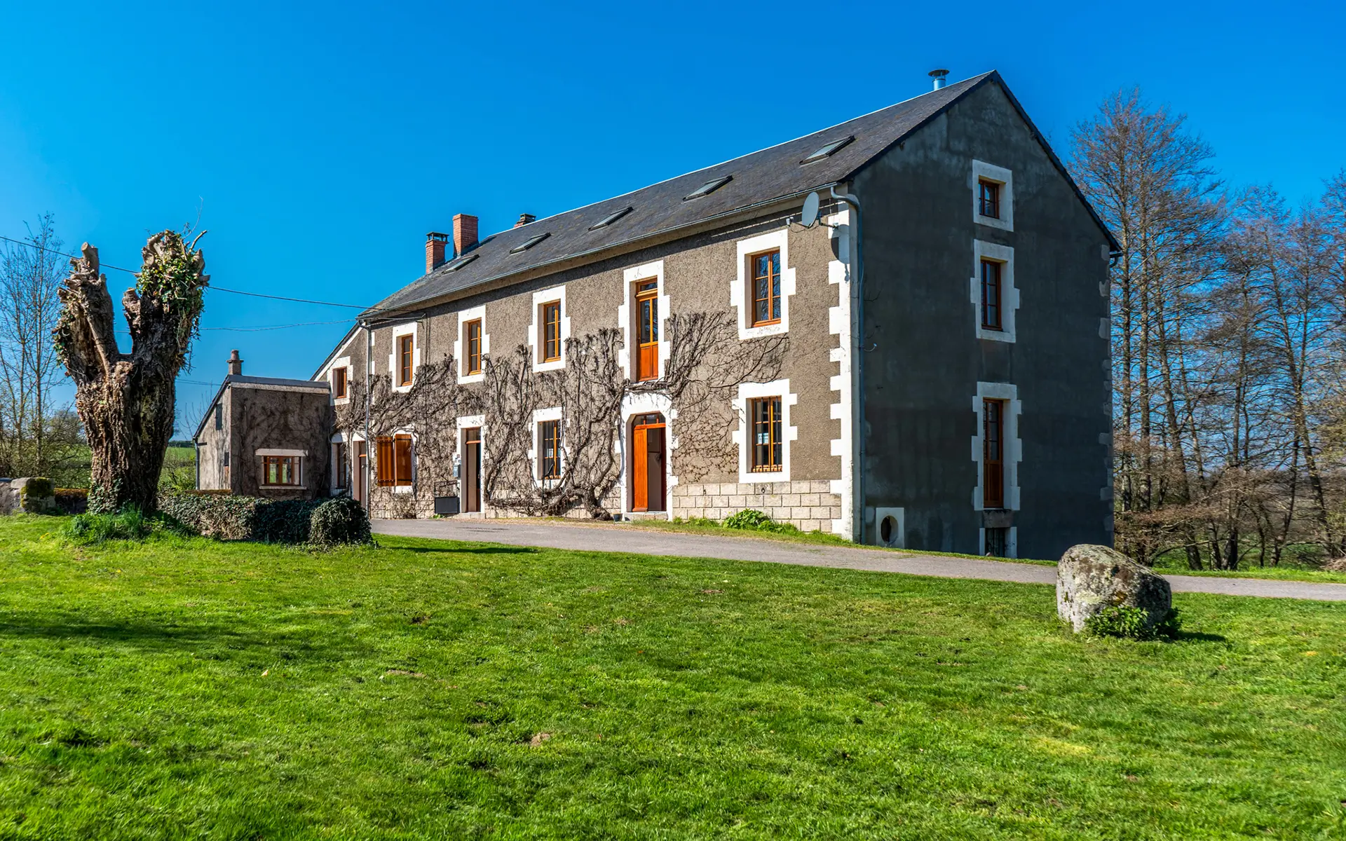 Façade lumineuse du moulin de Vaupranges dans le Morvan à vendre - Arrière-Cour, agence immobilière spécialisée dans le Morvan