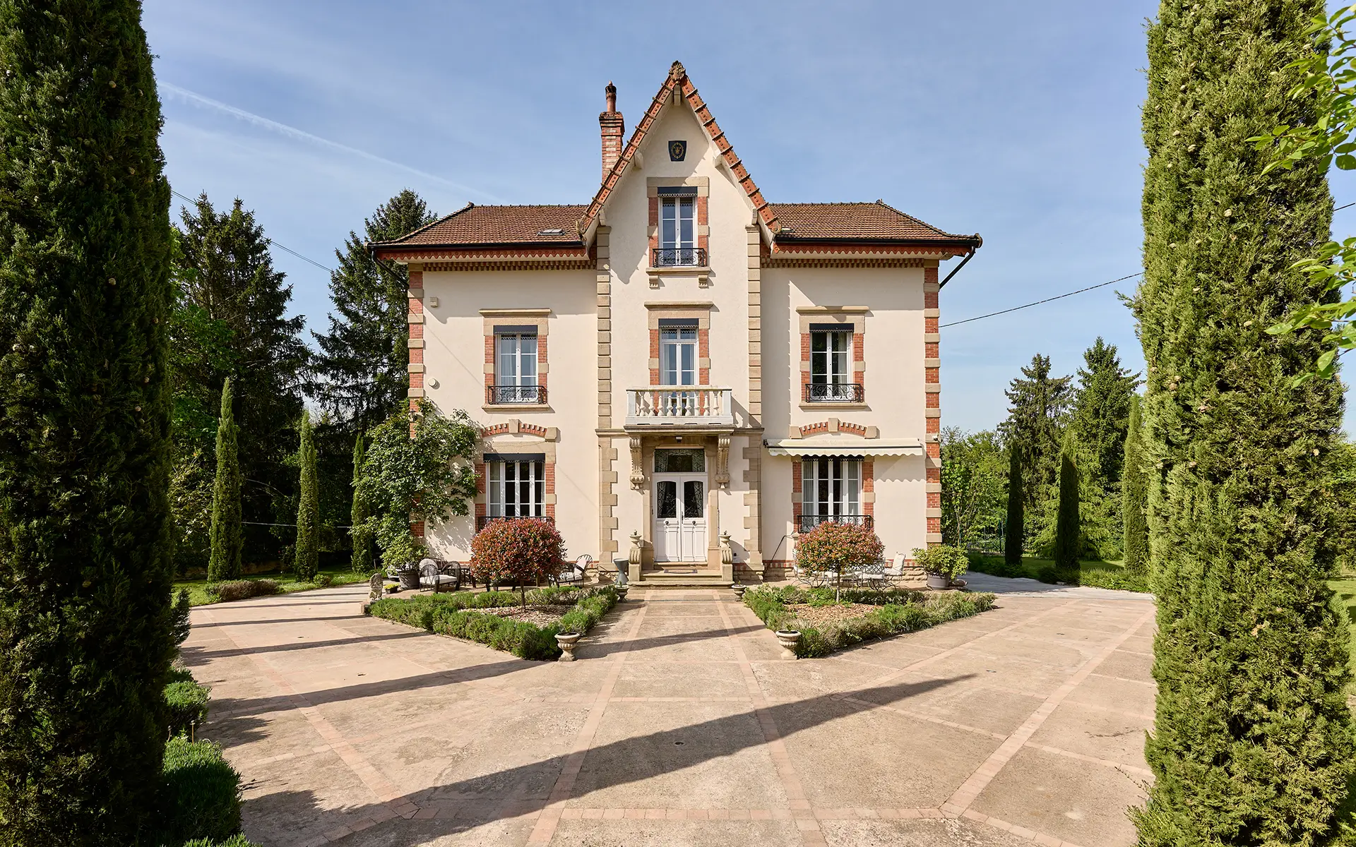 Façade lumineuse de la maison de maître à Passavant-la-Rochère à vendre - Arrière-Cour, agence immobilière spécialisée en Haute-Saône