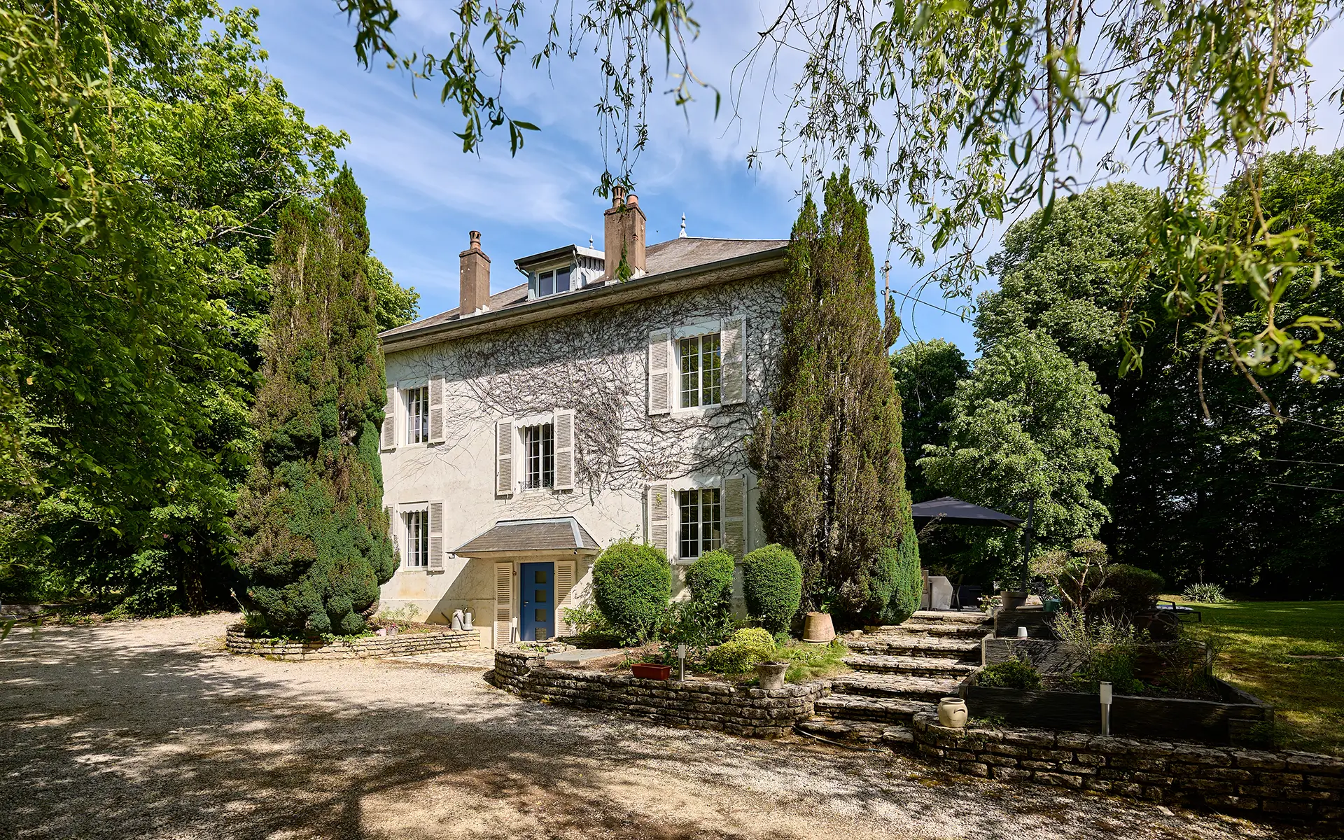 Façade lumineuse de la maison de maître aux portes de Besançon à vendre - Arrière-Cour, agence immobilière spécialisée dans le Doubs