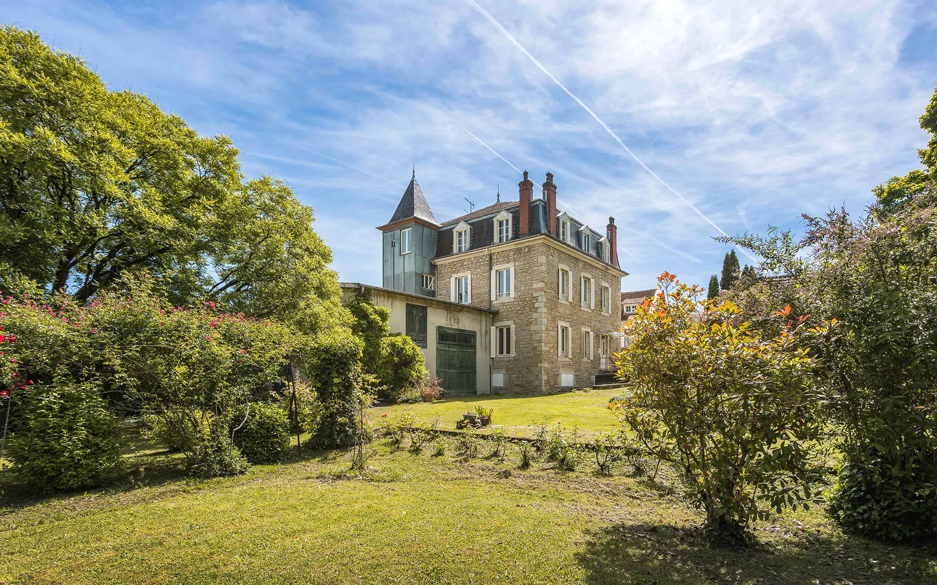 Façade lumineuse de la maison de maître dans le vignoble à Voiteur à vendre - Arrière-Cour, agence immobilière spécialisée dans le Jura