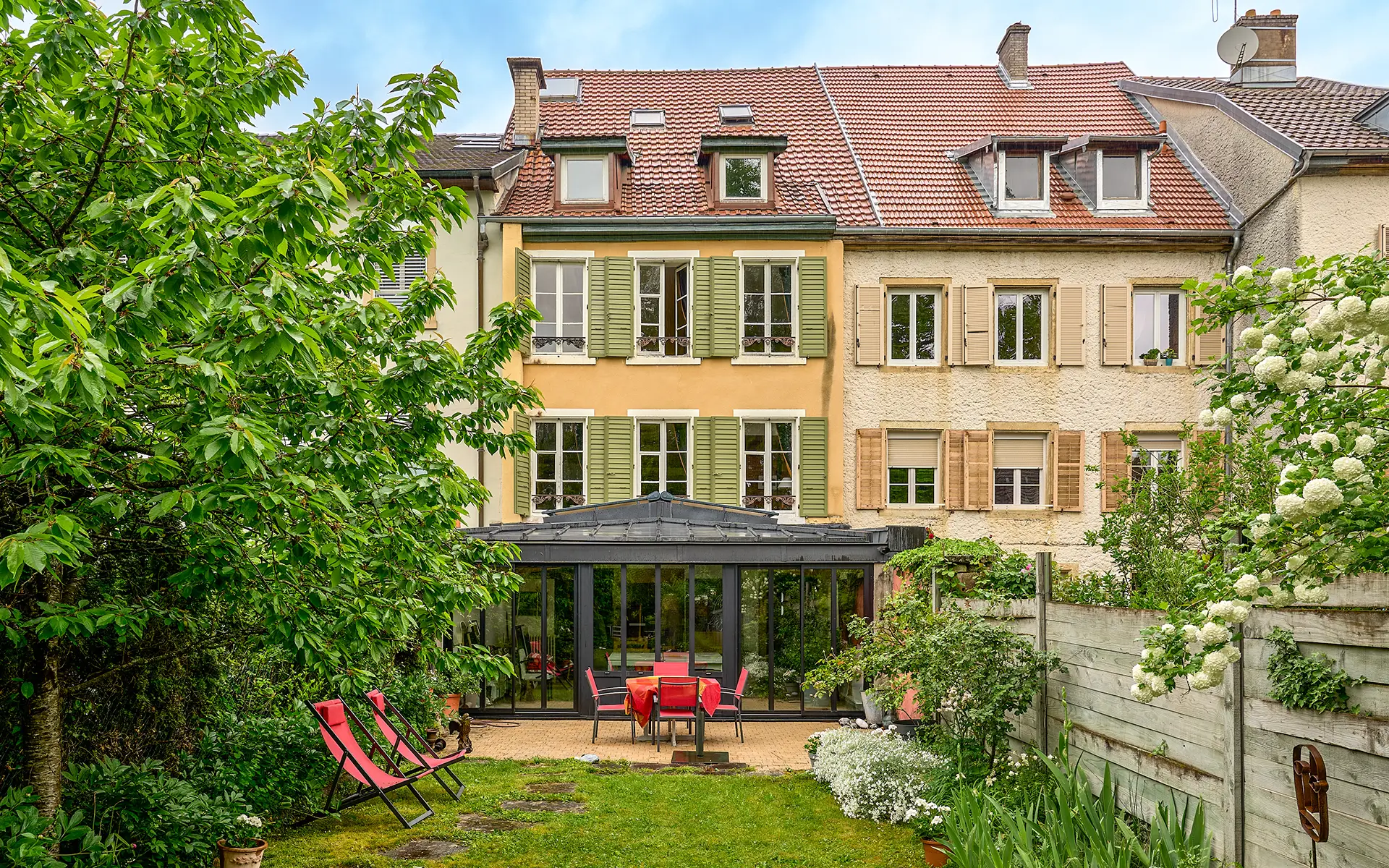 Façade lumineuse de la maison du XVIIIe siècle à Montbéliard à vendre - Arrière-Cour, agence immobilière spécialisée dans le Doubs