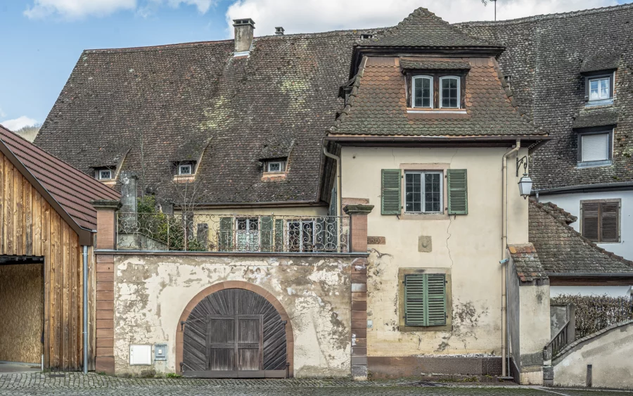 Façade lumineuse de la propriété atypique au cœur d’Andlau à vendre - Arrière-Cour, agence immobilière spécialisée en Alsace